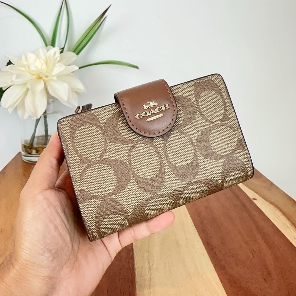 NWT Coach Medium Corner‎ Zip Wallet In Signature Canvas